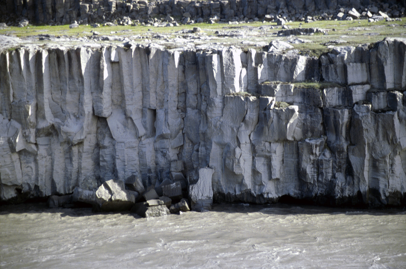 isl_289 saudafell.jpg - Islande Nord, août 2003 : Saudafell orgues basaltiques Kodak Ektachrome 100 G